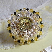 Bague Flower brod&eacute;e avec un cabochon rond en Cristal Champagne, coquille estampe Argent&eacute;e, chatons, toupies, facettes en verre de boh&egrave;me, perles rondes nacr&eacute;es et rocailles sur bague en Argent 925 